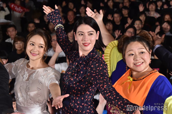 (左から)chay、三吉彩花、やしろ優(C)モデルプレス