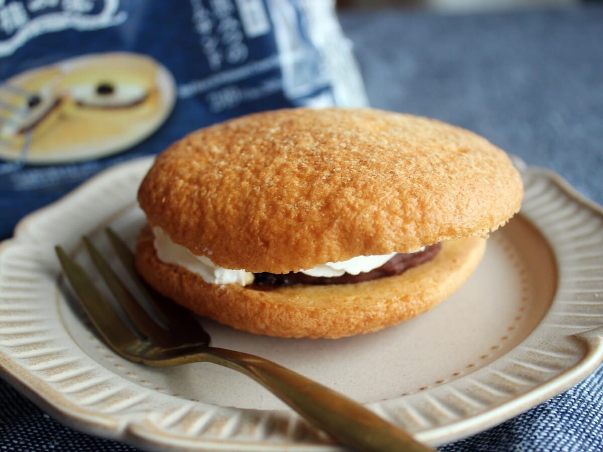 ふわふわのブッセ生地。ぱっと見は、洋菓子のようなビジュアル