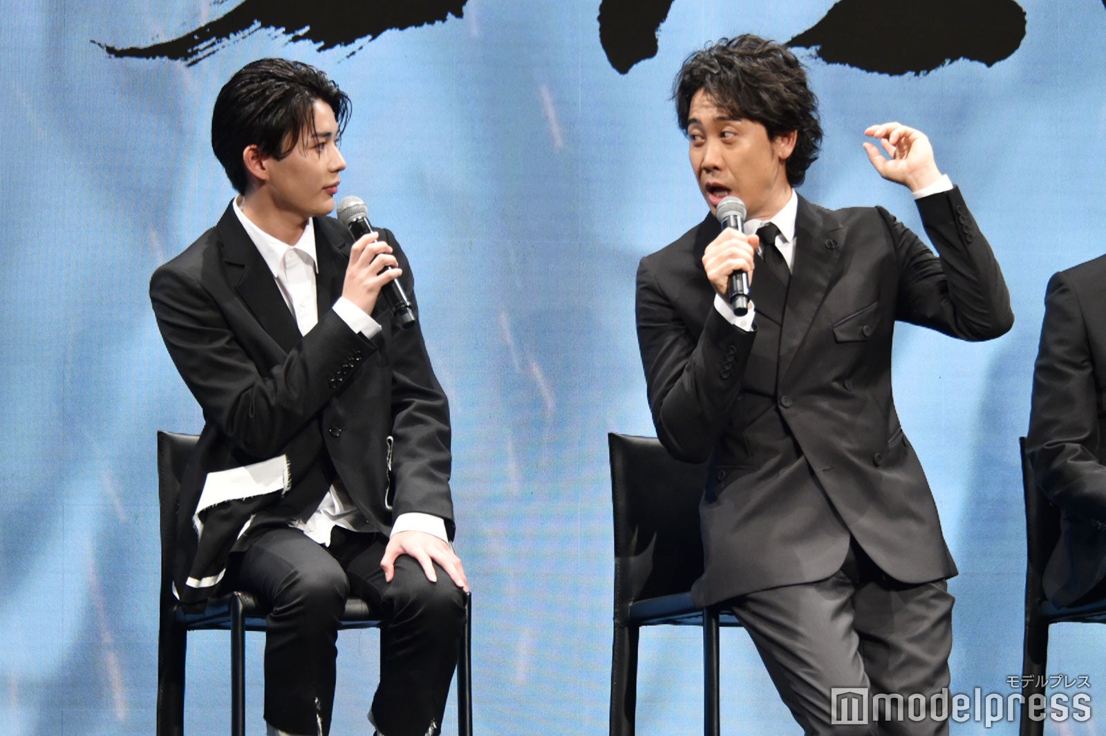 大爆発シーンを振り替える長尾謙杜と大泉洋（C）モデルプレス