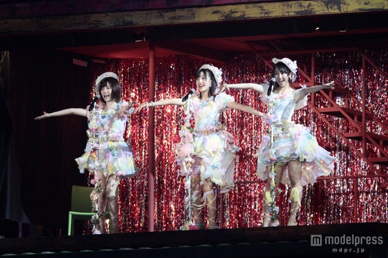 島崎遥香、田島芽瑠、松井玲奈／「AKB48 2013真夏のドームツアー～まだまだ、やらなきゃいけないことがある～」福岡公演1日目より（C）AKS