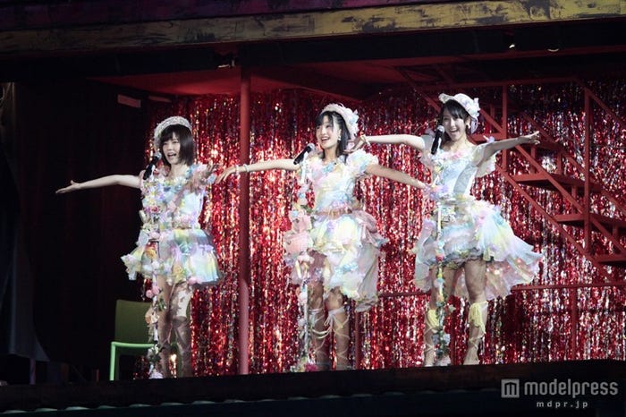 島崎遥香、田島芽瑠、松井玲奈/「AKB48 2013真夏のドームツアー~まだまだ、やらなきゃいけないことがある~」福岡公演1日目より(C)AKS