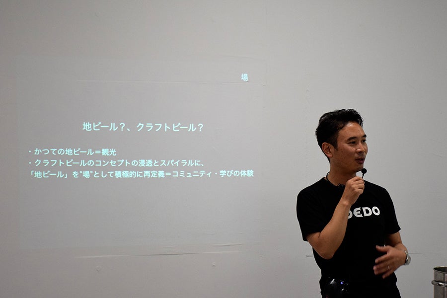 「コエドクラフトビール醸造所」説明する朝霧重治さん