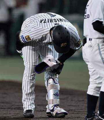 阪神に激震 森下が負傷交代で病院へ「今、言えることはありません」とクラブハウスへ 佐藤輝に続くアクシデント発生