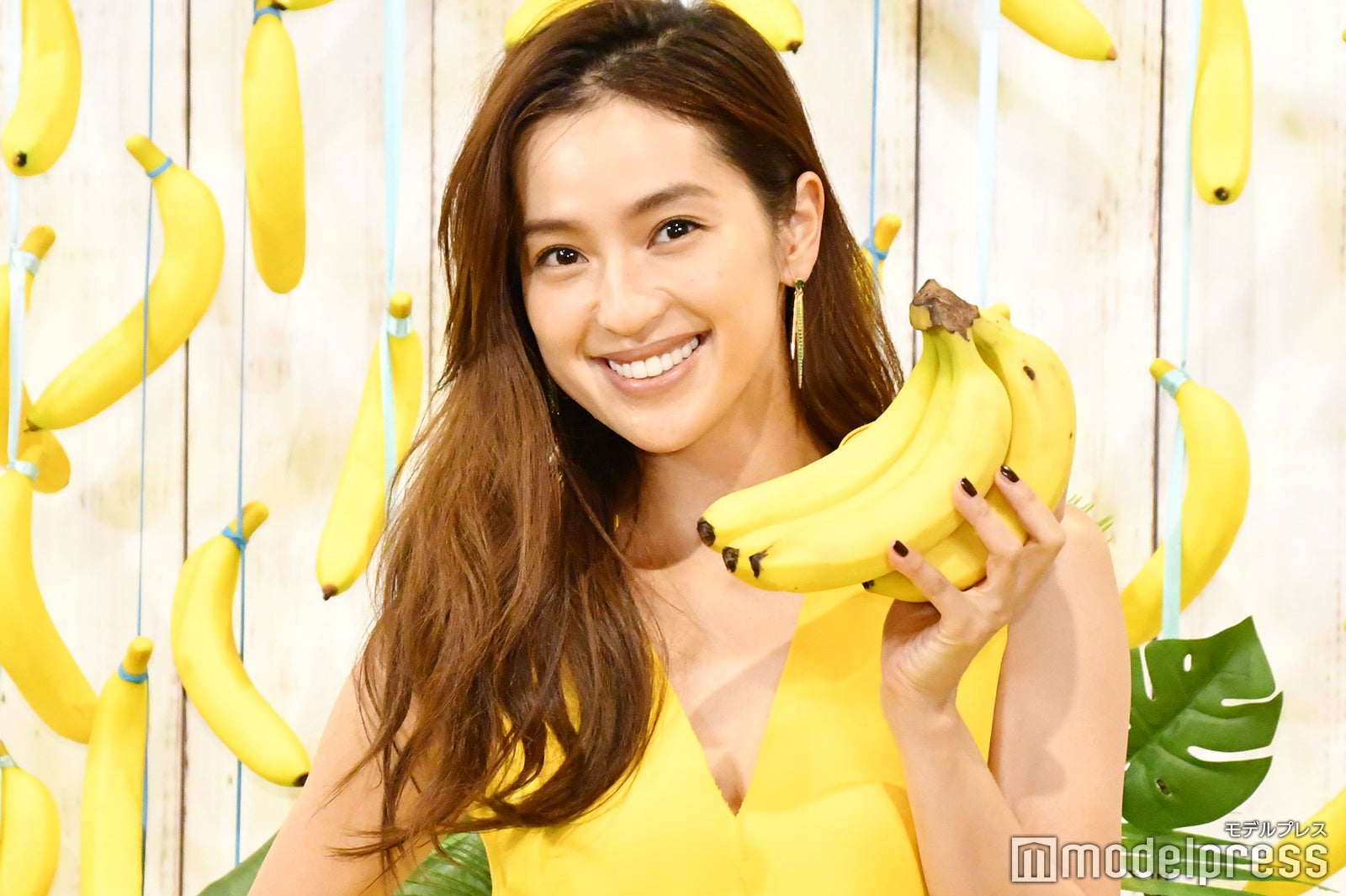 中村アン、V字ワンピで胸元チラ見せ　スタイルキープの秘訣を明かす