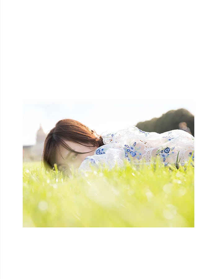 山下美月1st写真集「忘れられない人」通常版裏表紙(撮影/須江隆治)