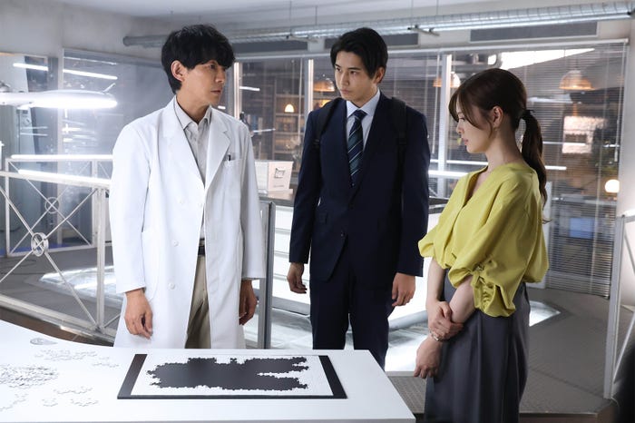 藤木直人、中沢元紀、白石麻衣「最後の鑑定人」第1話(C)フジテレビ