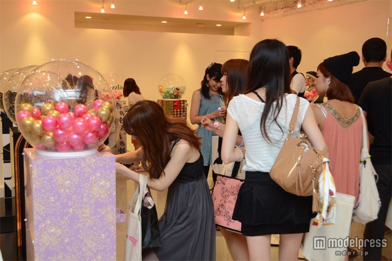 POP UP STORE限定ガチャ「LOVE Capsule」を楽しむ来場客