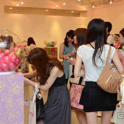 POP UP STORE限定ガチャ「LOVE Capsule」を楽しむ来場客