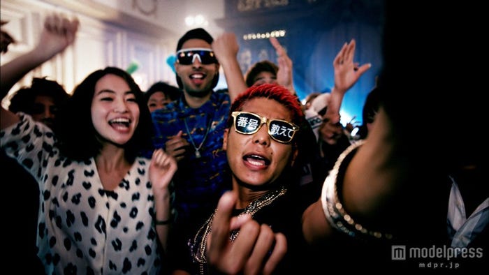 板野友美「COME PARTY!」のMVに出演したあっくん(C)キングレコード