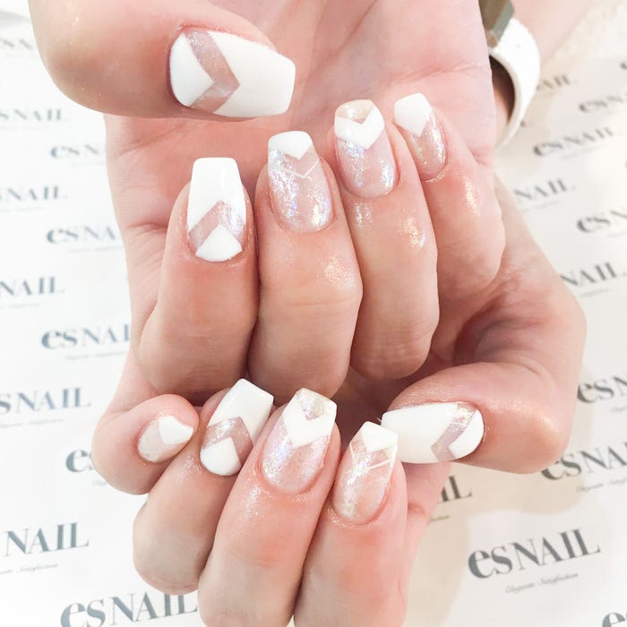 オーロラでさり気なくラメを/画像提供:esNAIL