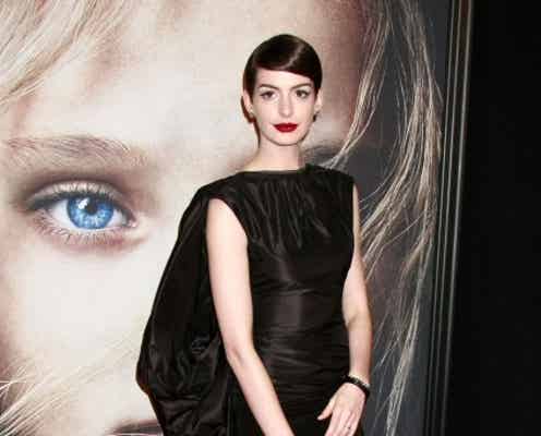 アン・ハサウェイ、アマンダ・セイフライドがセクシードレスで登場『レ・ミゼラブル』NYプレミア