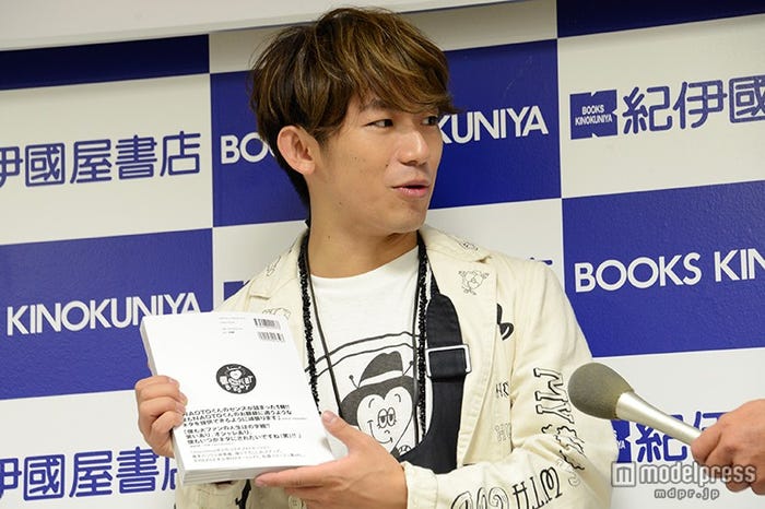 TAKAHIROと登坂広臣の帯コメントを紹介するNAOTO