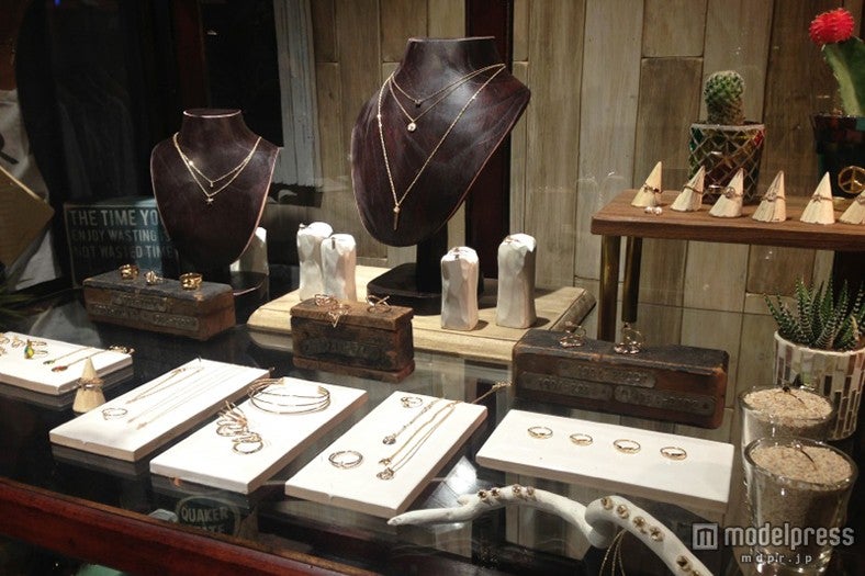 ボーイッシュなアイテムに合わせたい、女性らしいアクセサリー