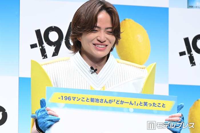 最後顔の前の髪がなかなか破れなくて照れた菊池風磨(C)モデルプレス