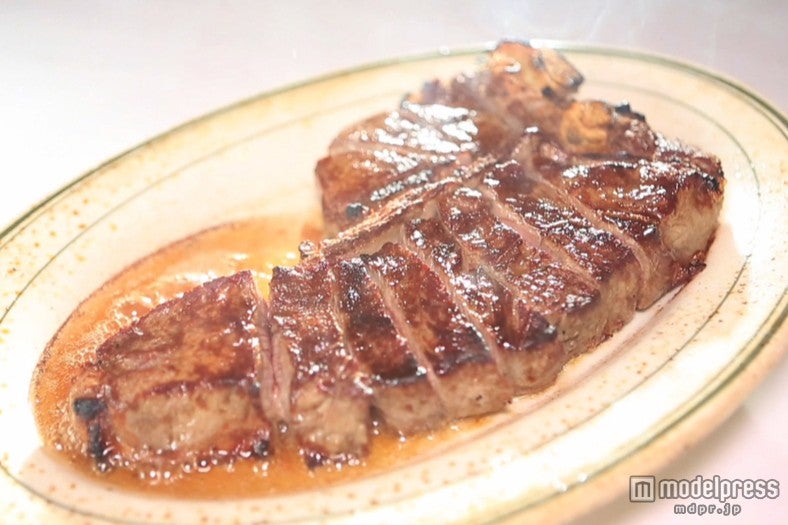 人気店「ウルフギャングステーキハウス」のＴボーンステーキ（C)NTV