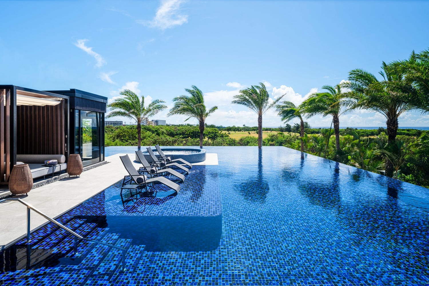 実は夏以外も最高。サウナ&イルミも楽しめる「seven x seven 石垣」で冬一番の思い出を