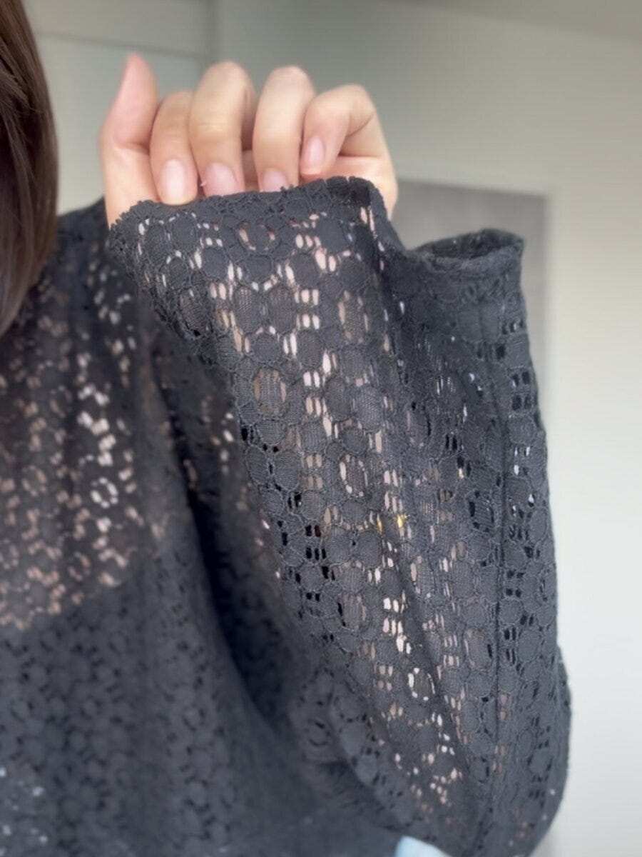 黒いレースブラウスの透け感のある袖部分のアップ