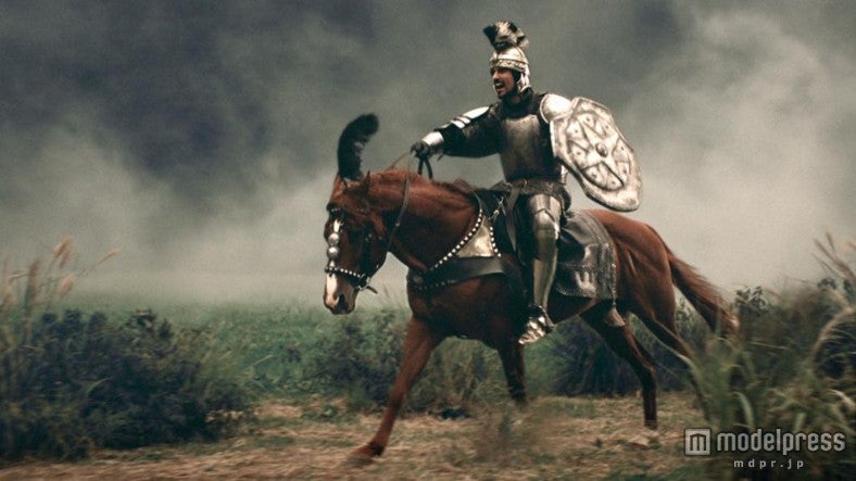 「auスマートパス」新CM「やってくる」篇より