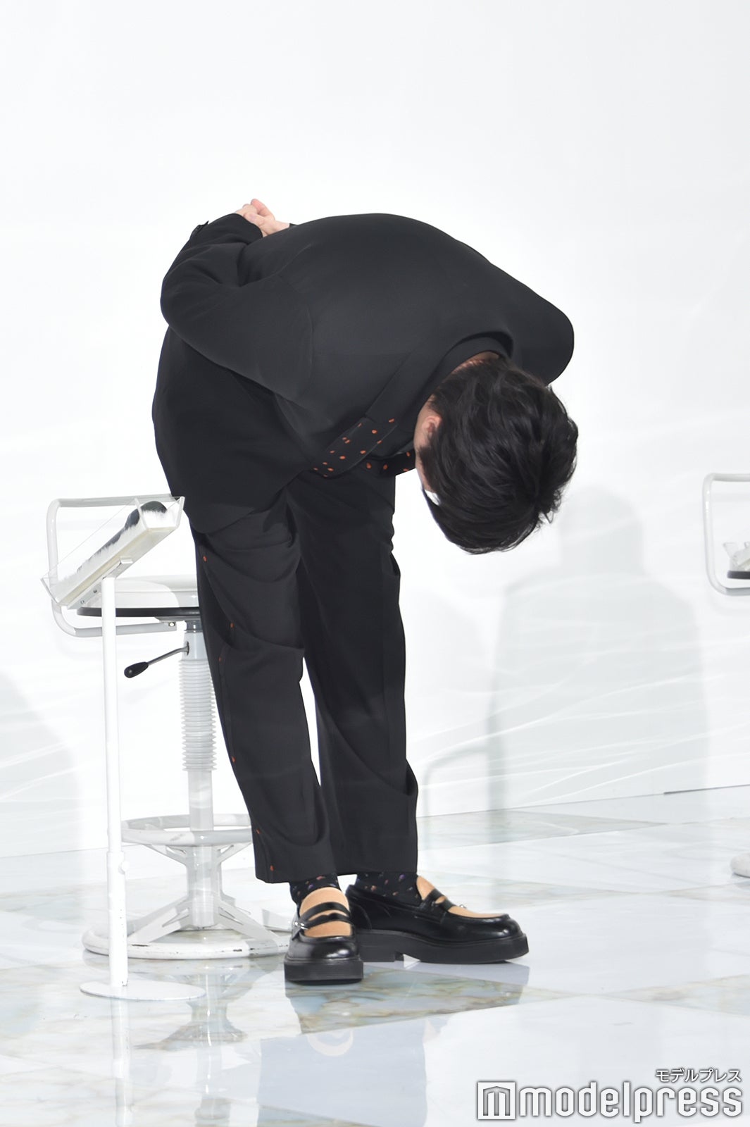 深々とお辞儀をする田中圭（C）モデルプレス