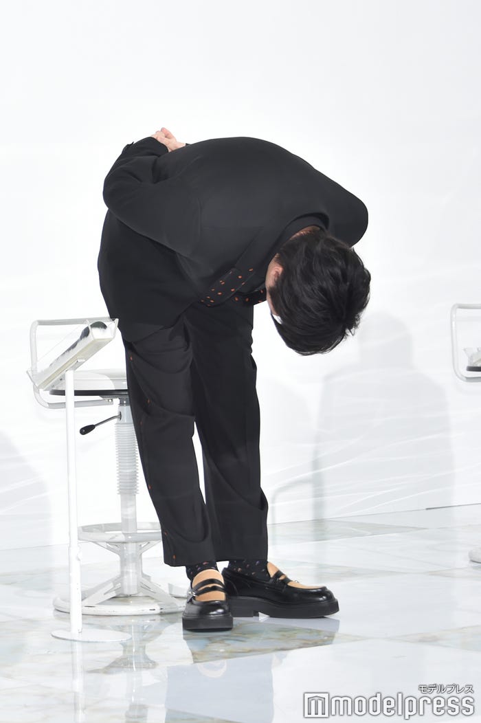 深々とお辞儀をする田中圭(C)モデルプレス