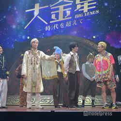 塚田僚一のコメントの行方を見守る戸塚祥太、ツッコむ橋本良亮、笑ってしまう五関晃一/A.B.C-Z「ABC座2024『大金星(BIG VENUS) ~時代(とき)を超えて~』」初日記念会見より(C)モデルプレス