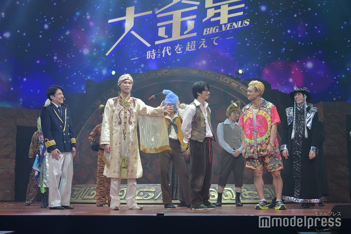 塚田僚一のコメントの行方を見守る戸塚祥太、ツッコむ橋本良亮、笑ってしまう五関晃一/A.B.C-Z「ABC座2024『大金星(BIG VENUS) ~時代(とき)を超えて~』」初日記念会見より(C)モデルプレス