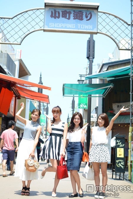 鎌倉観光のメイン、小町通りには飲食店や雑貨屋が軒を連ねる