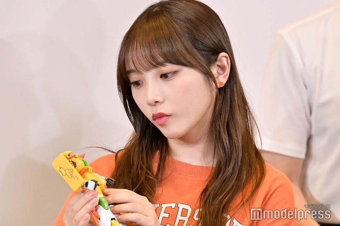 ロボットを見つめる与田祐希(C)モデルプレス