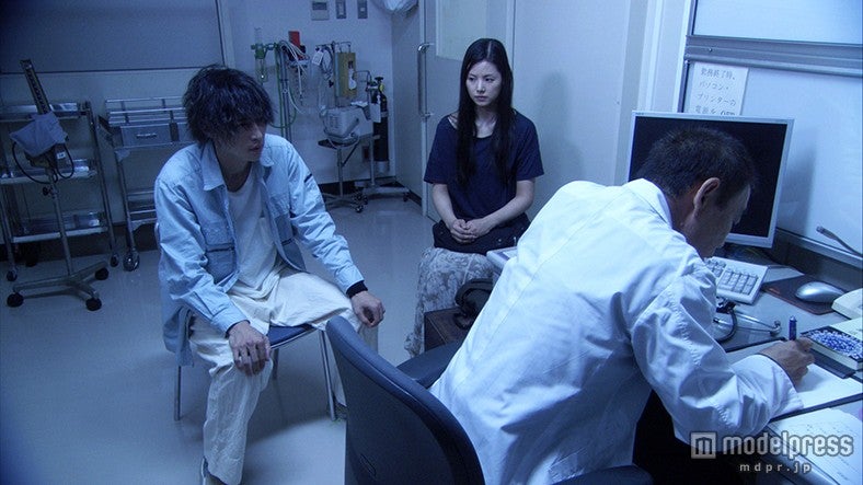 窪塚洋介、小西真奈美／映画「風邪（ふうじゃ）」劇中カット（C）2013「風邪」製作委員会