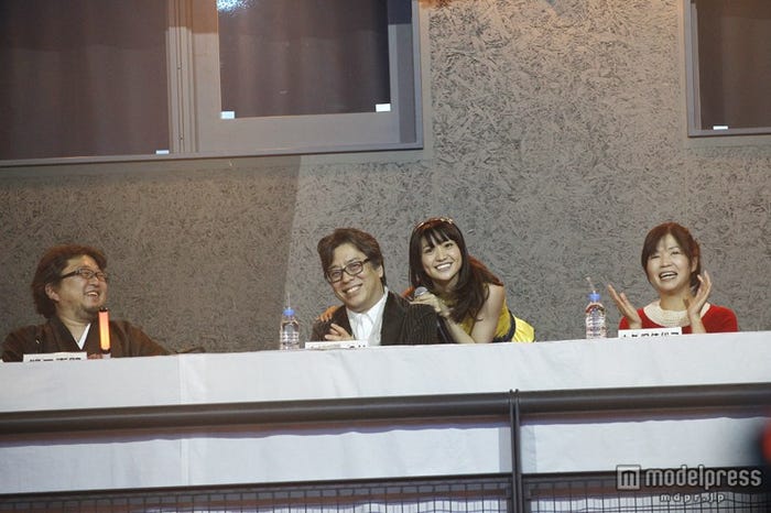 審査員の小林よしのり氏にアピールする大島優子(C)AKS