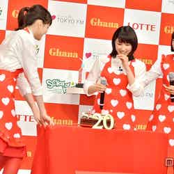 土屋太鳳（中）にサプライズでバースデーケーキを贈る松井愛莉（左）と広瀬すず（右）