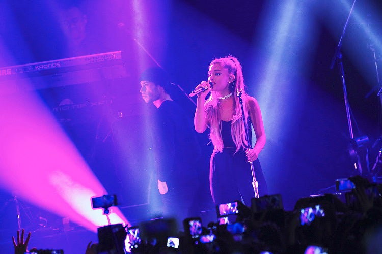 来日中のアリアナ・グランデ、近距離での圧巻パフォーマンスにファン興奮　日本語でメッセージも