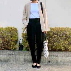 季節の変わり目はシンプルな黒パンツで乗り切ろう!定番4種のおしゃれな着回しコーデ