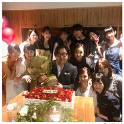モデルプレス - AKB48歴代オールスター集結 “とんでもない胸熱ショット”続出の秋元康氏還暦祝いがすごい