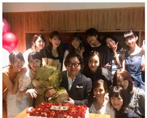 AKB48歴代オールスター集結 “とんでもない胸熱ショット”続出の秋元康氏還暦祝いがすごい