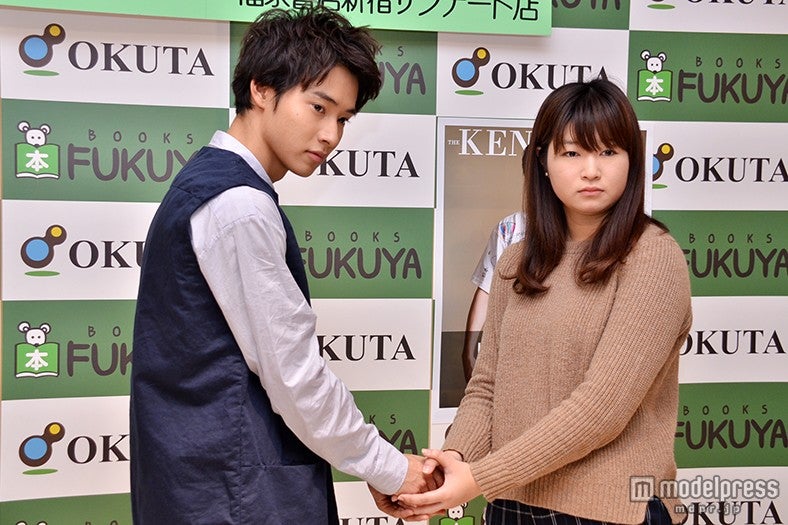 ファンと握手会で交流