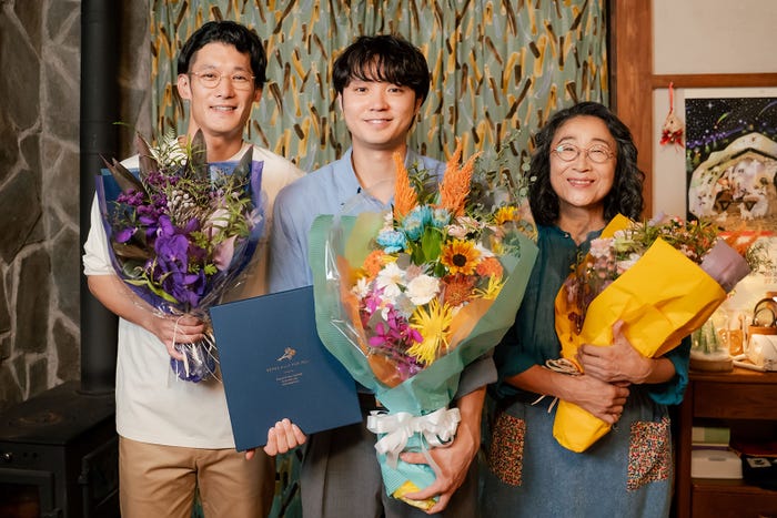 淵上泰史、磯村勇斗、木野花「僕達はまだその星の校則を知らない」(C)フジテレビ