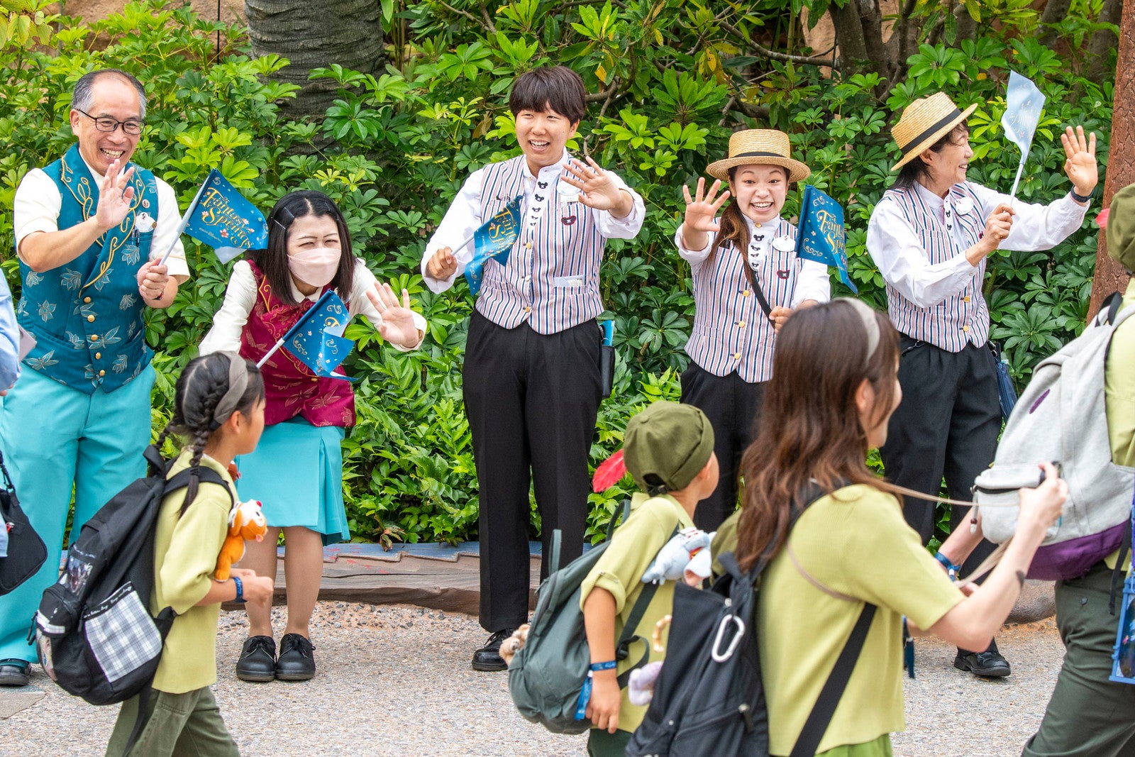 「ファンタジースプリングス」に入場する出迎えるキャスト（C）Disney