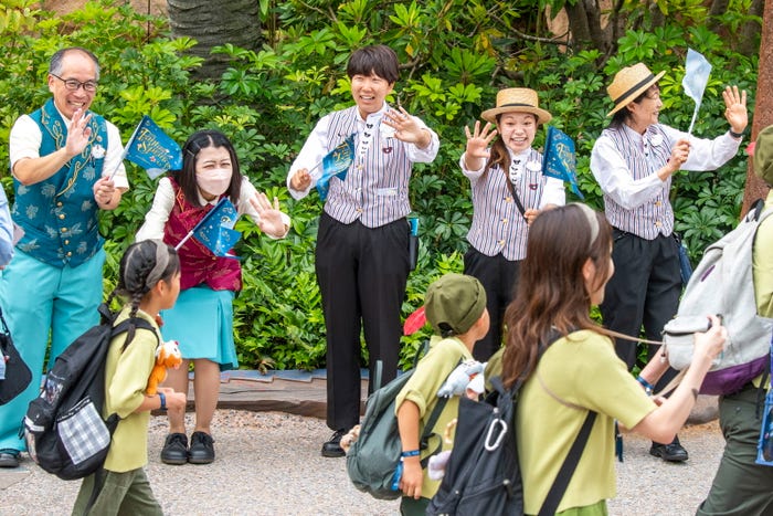 「ファンタジースプリングス」に入場する出迎えるキャスト(C)Disney