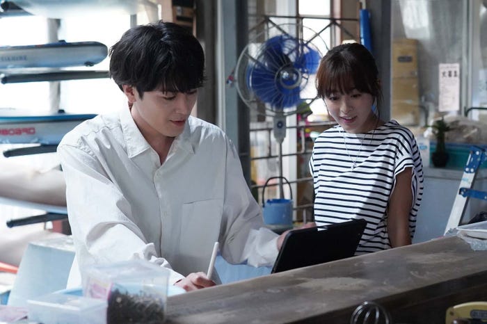 間宮祥太朗、森七菜「真夏のシンデレラ」第4話より(C)フジテレビ