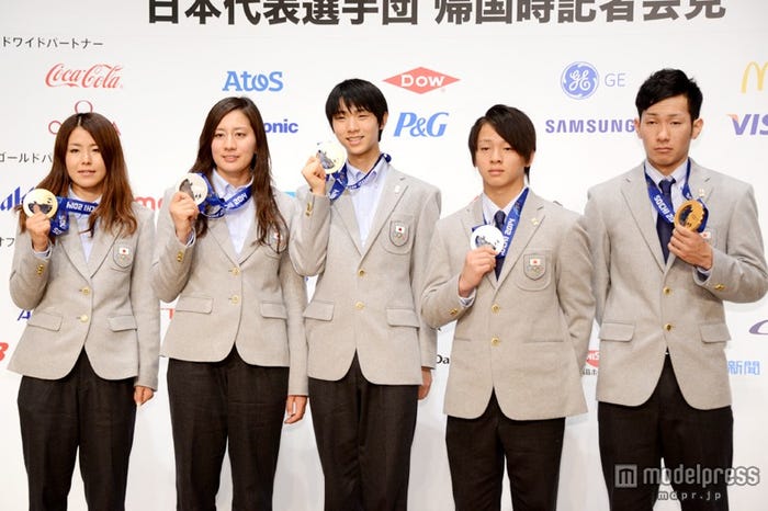 左から;小野塚彩那選手、竹内智香選手、羽生結弦選手、平野歩夢選手、平岡卓選手