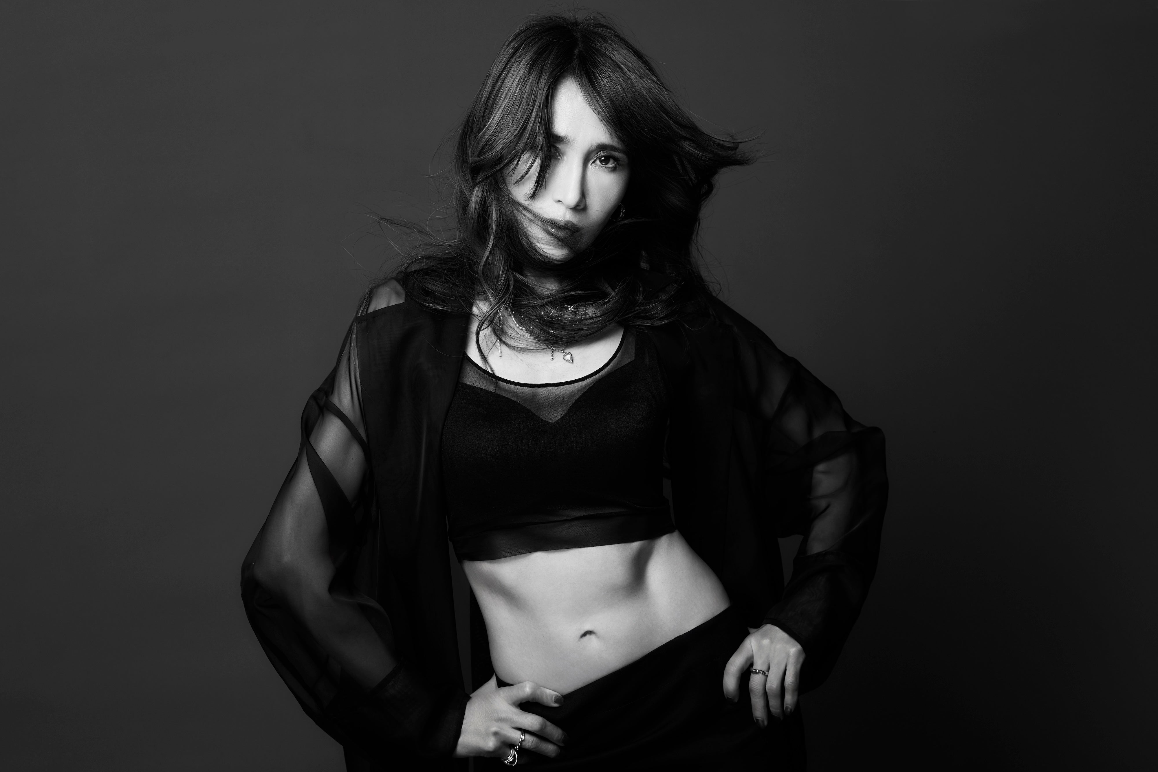 工藤静香、アスリート並みバキバキ腹筋披露 女王に扮した新曲「Dynamic」MV公開