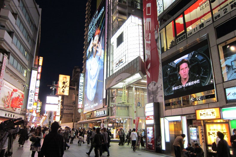 大阪・道頓堀で緊急ミッションを行ったイーサン・ハント（トム・クルーズ）(c)2011 PARAMOUNT PICTURES. All Rights Reserved.