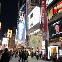 大阪・道頓堀で緊急ミッションを行ったイーサン・ハント(トム・クルーズ)(c)2011 PARAMOUNT PICTURES. All Rights Reserved.