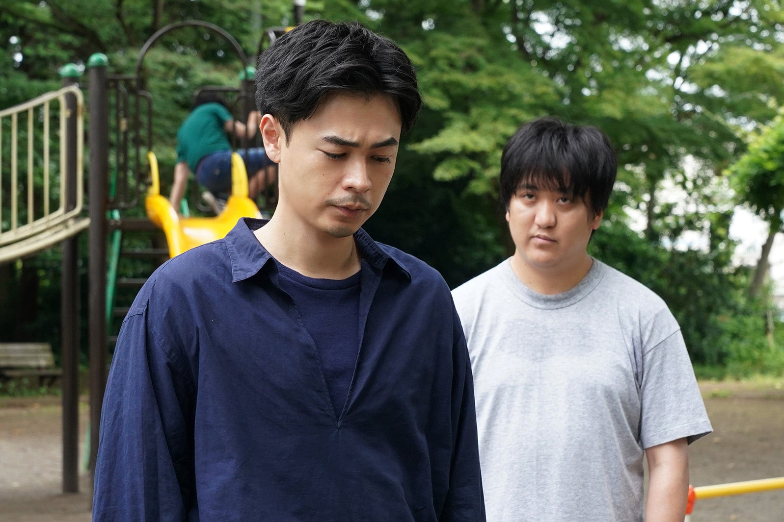 成田凌、栗谷「降り積もれ孤独な死よ」第2話より（C）井龍一・伊藤翔太／講談社（C）ytv