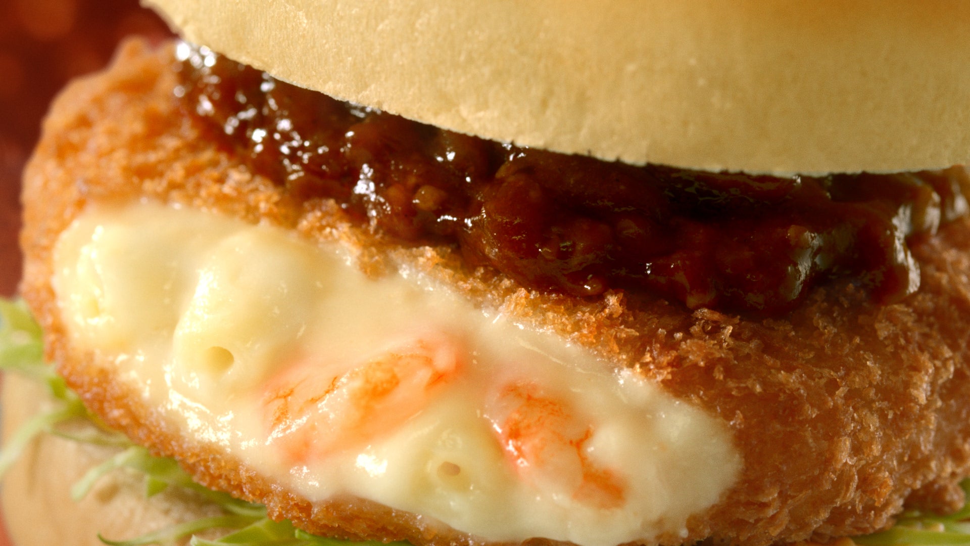 マクドナルド新CM「コク旨ビーフデミグラコロ篇」（提供写真）