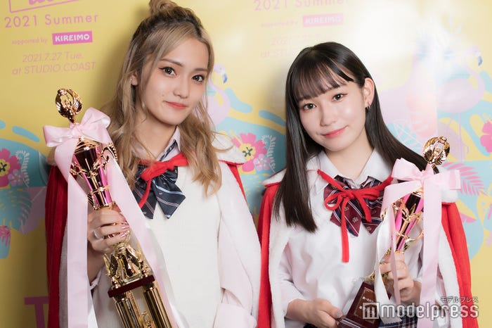 「高一ミスコン2021」グランプリ・みずき/大野瑞希さん、準グランプリ・あんずさん(C)モデルプレス