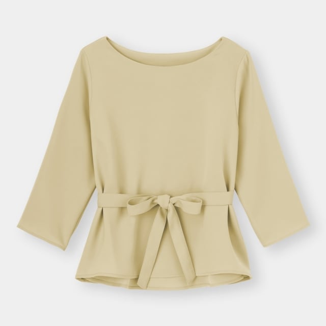 ベージュのボートネックブラウス