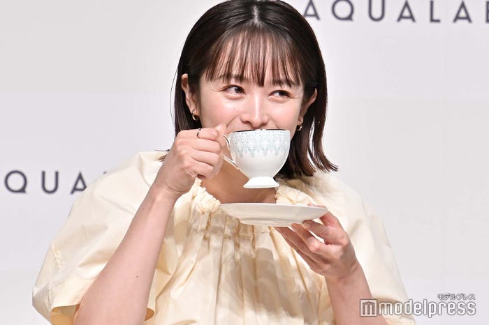 ハーブティーを飲む清野菜名(C)モデルプレス