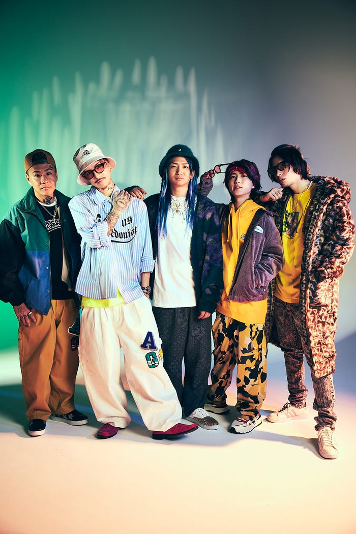 Repezen Foxx/(左から)DJ銀太、DJふぉい、DJ社長、DJまる、DJ脇「大炎上 レペゼンフォックス1stArtistBOOK」より(画像提供:宝島社)